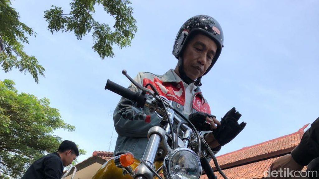 Momen Jokowi Siap-siap Touring Naik Chopper Emas