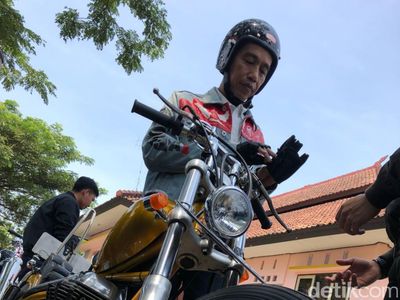 Momen Jokowi Siap-siap Touring Naik Chopper Emas