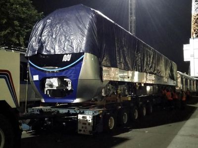Malam-malam, Kereta MRT Diangkut dari Tanjung Priok ke Lebak Bulus