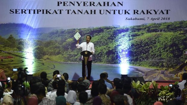 Presiden Joko Widodo dalam agenda pembagian sertifikat tanah di Sukabumi, Sabtu (7/4).