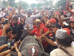 Lepas Jalan Sehat PDIP, Gus Ipul Perkuat Dukungan di Surabaya