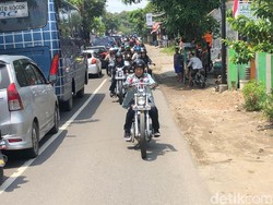 Jokowi Pakai Koleksi Vans x Metallica Saat Touring