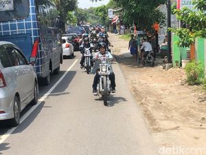 Gaya Jokowi Naik Chopper Emas dan Jadi Captain Touring