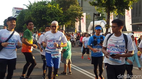 Foto: Gaya Sandiaga Lari Pakai Scalp Bareng Pejuang Kanker