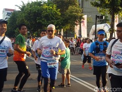 Pakai Scalp Saat Lari, Sandi Ajak Peduli Pejuang Kanker