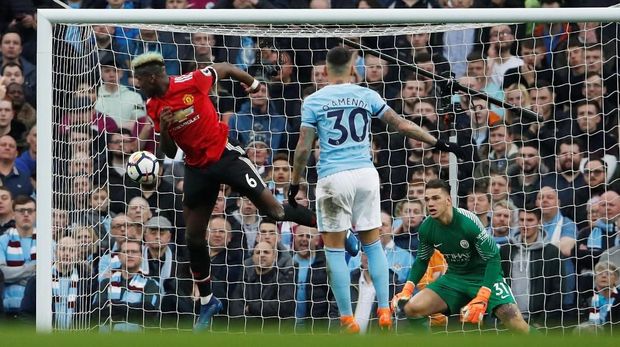 Paul Pogba mencetak dua gol dalam Derby Manchester di Etihad.