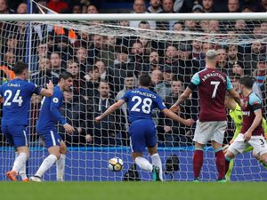 Chelsea Memimpin 1-0 lewat Gol Azpilicueta