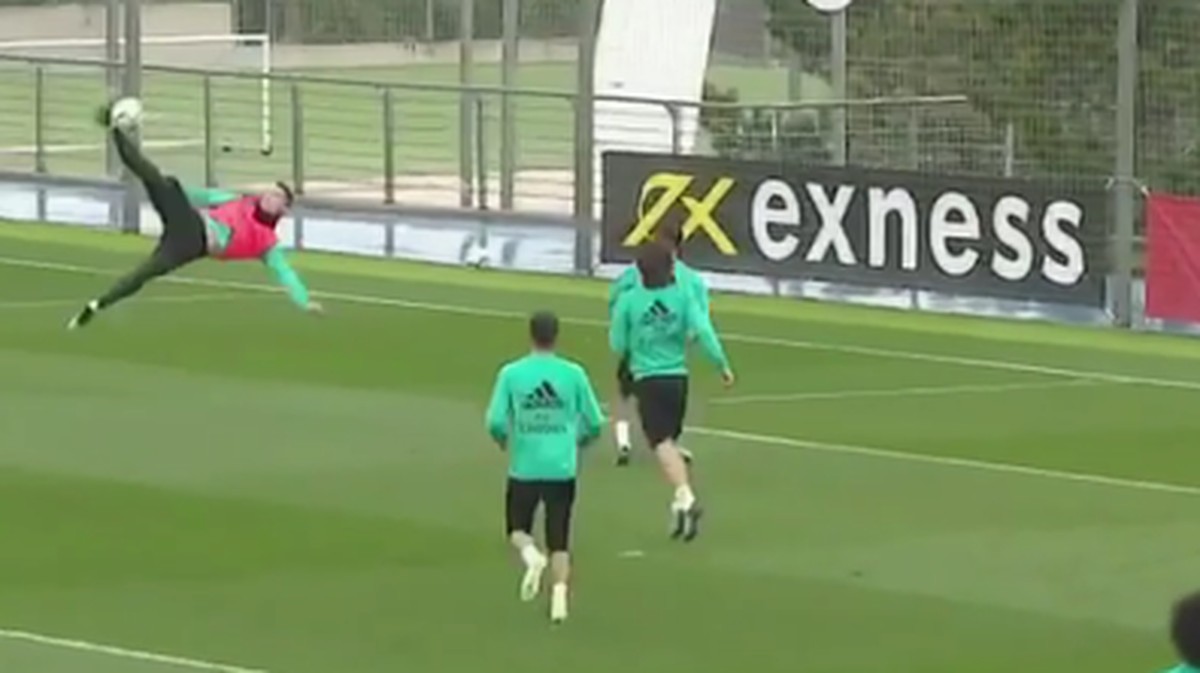 Aksi Cristiano Ronaldo mencetak gol salto di latihan Real Madrid jelang derby kontra Atletico. (Foto: Instagram @realmadrid)