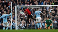 Tidak cuma satu, Pogba mencetak dua gol di derby Manchester kali ini. Golnya yang kedua dicetak cuma dalam rentang jarak 97 detik saja dari yang pertama. (Foto: Lee Smith/Reuters)
