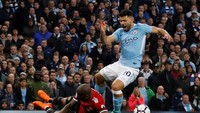 Keributan diawali keputusan wasit Martin Atkinson yang tak memberi penalti saat Ashley Young melanggar Sergio Aguero. (Lee Smith/REUTERS)