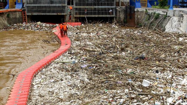 Sampah Menumpuk di Pintu Air Manggarai