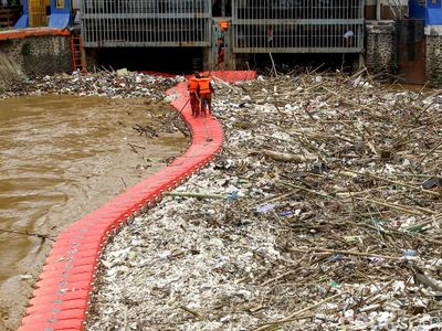 Sampah Menumpuk di Pintu Air Manggarai