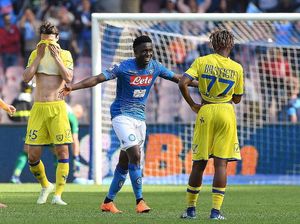 Dua Gol di Menit-Menit Akhir Bawa Napoli Bungkam Chievo