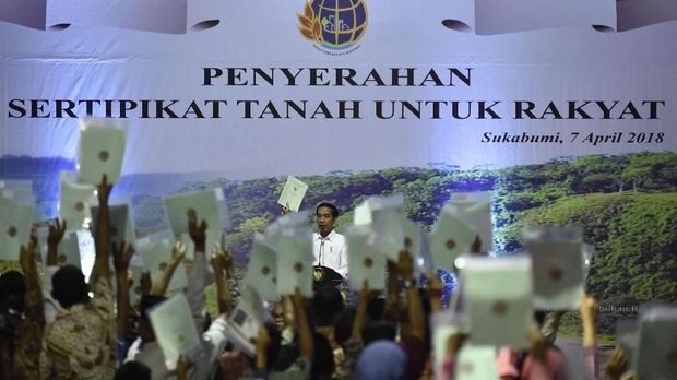 Presiden Jokowi berulangkali meminta warga untuk tak memanfaatkan sertifikat tanah yang dibagikannya untuk kepentingan konsumtif.