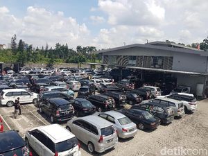 Ratusan Mobil Toyota Serbu Auto2000 Cikarang