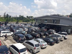 Ratusan Mobil Toyota Hebohkan Cikarang