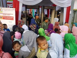 Antusiasme Warga Sukabumi Tunggu Jokowi Sosialisasi Stunting