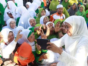 Hadiri Harlah Muslimat di Gresik, Khofifah Disambut Salawat Badar