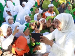 Hadiri Harlah Muslimat di Gresik, Khofifah Disambut Salawat Badar