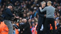 Usai pertandingan, Guardiola dan Mourinho berpelukan. Mourinho berhasil menunda pesta juara City dan menambah kemenangan atas Guardiola menjadi lima dari 21 kali duel. (Laurence Griffiths/Getty Images)