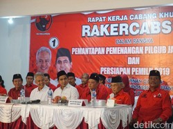 Kata Ganjar tentang Heboh Dirinya Baca Puisi Gus Mus