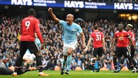 Vincent Kompany merayakan golnya ke gawang MU seperti halnya saat dia menjebol jala rivalnya itu pada April 2012, yang juga berperan untuk gelar juara City. (Michael Regan/Getty Images)