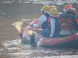 Minggu Pagi, Rini Soemarno Becek-becekan dan Pungut Sampah di Ciliwung