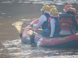 Minggu Pagi, Rini Soemarno Becek-becekan dan Pungut Sampah di Ciliwung Minggu Pagi, Rini Soemarno Becek-becekan dan Pungut Sampah di Ciliwung