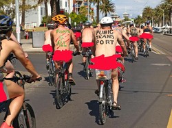 Aksi Gowes Telanjang Perjuangkan Keselamatan Bersepeda di Jalan Raya