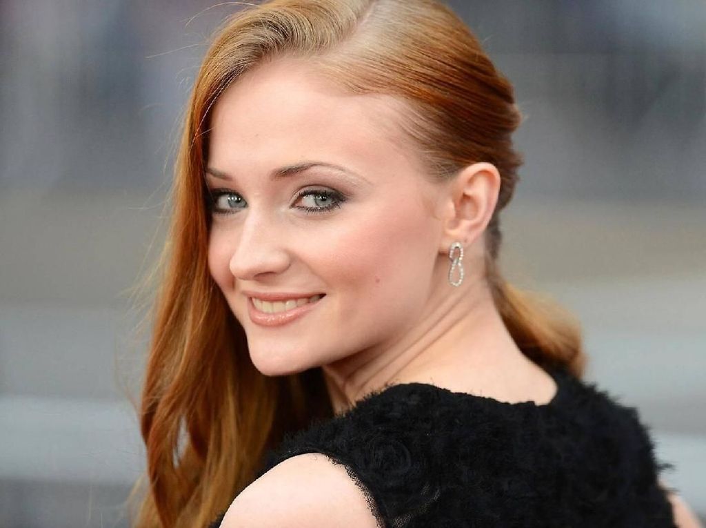 Sophie Turner Salahkan Emilia Clarke soal Gelas Kopi di Game of Thrones Sophie Turner Salahkan Emilia Clarke soal Gelas Kopi di Game of Thrones