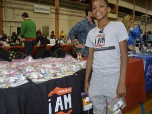 Keren! Kisah Bocah 10 Tahun Membantu Tunawisma di Sekitarnya