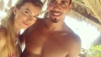 Sam Cooke merupakan seorang model lingerie sekaligus istri bek MU, Chris Smalling. Keduanya menikah di Italia pada Juni 2017 (Instagram)