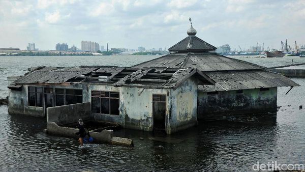 18 Tahun Terendam Rob, Begini Kondisi Musala Waladuna Muara Baru