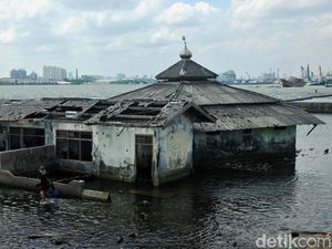 18 Tahun Terendam Rob, Begini Kondisi Musala Waladuna Muara Baru