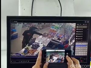 Terekam CCTV, Pria Bersenpi Laras Panjang Rampok Minimarket Medan