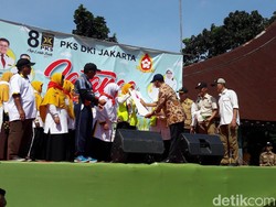 Saat Anies Hentikan Pidato untuk Sambut Presiden PKS