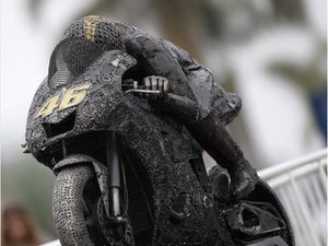 Keren, Patung Valentino Rossi Terbuat dari Mobil Tua