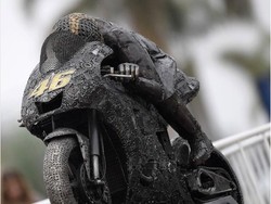 Keren, Patung Valentino Rossi Terbuat dari Mobil Tua