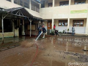 Santri dan Petugas Bersihkan Ponpes Persis Garut yang Kebanjiran