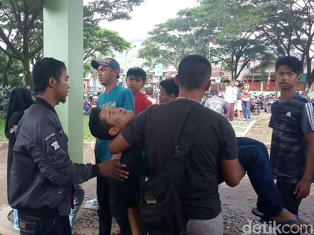 Keluarga Korban ke-11 yang Tewas Miras Oplosan Histeris di RS Keluarga Korban ke-11 yang Tewas Miras Oplosan Histeris di RS