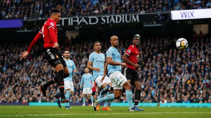 Chris Smalling mencetak gol kemenangan Manchester United atas Manchester City. (Foto: Russell Cheyne/Reuters) Chris Smalling mencetak gol kemenangan Manchester United atas Manchester City. (Foto: Russell Cheyne/Reuters)