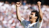 Hugo Sanchez juga punya cerita batal ke Barcelona dan memilih Madrid. Dia bahkan dua kali nyaris gabung Blaugrana, salah satunya saat berseragam Madrid. Sudah diambang kepindahan, kesepakatannya kandas dan Sanchez memilih meneken kontrak baru dengan Madrid. (Foto: David Leah/Allsport/Getty Images)