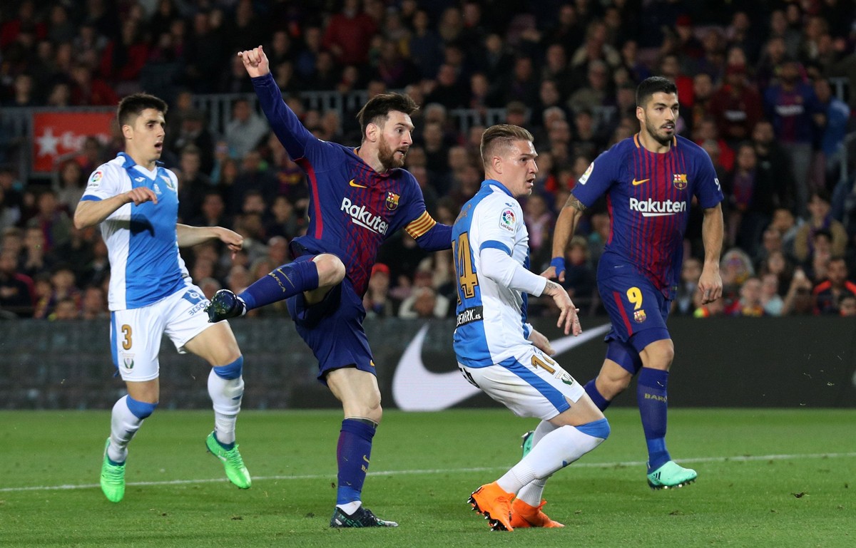 Lionel Messi mencetak trigol untuk memenangkan Barcelona 3-1 atas Leganes. (Foto: Albert Gea/Reuters)