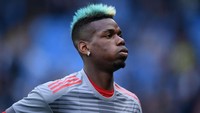 Sorotan terhadap Pogba bertambah besar akibat warna biru pada rambutnya. Walaupun itu sisa-sisa ketika membela timnas Prancis (Les Bleus), warnanya tetap dianggap sangat mirip dengan City yang di laga ini bisa berpesta mengunci gelar juara. (Foto: Laurence Griffiths/Getty Images)
