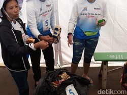 Pungut Sampah di Sungai Ciliwung, Rini Pamer Dapat Sandal