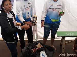 Pungut Sampah di Sungai Ciliwung, Rini Pamer Dapat Sandal Pungut Sampah di Sungai Ciliwung, Rini Pamer Dapat Sandal