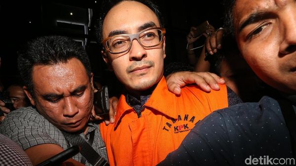 Tak Ada Senyum di Wajah Zumi Zola Saat Ditahan KPK