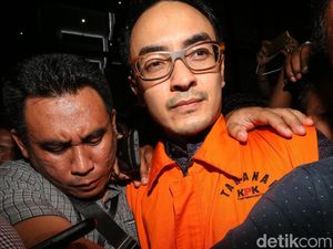 Tak Ada Senyum di Wajah Zumi Zola Saat Ditahan KPK Tak Ada Senyum di Wajah Zumi Zola Saat Ditahan KPK