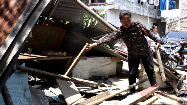 Puluhan Bangunan Semi Permanen di Kalideres Dibongkar