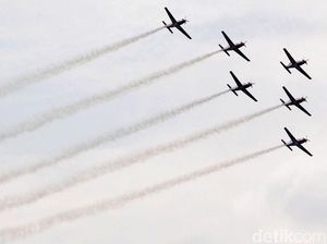 Foto: Tim Jupiter Beratraksi di Langit Halim Foto: Tim Jupiter Beratraksi di Langit Halim